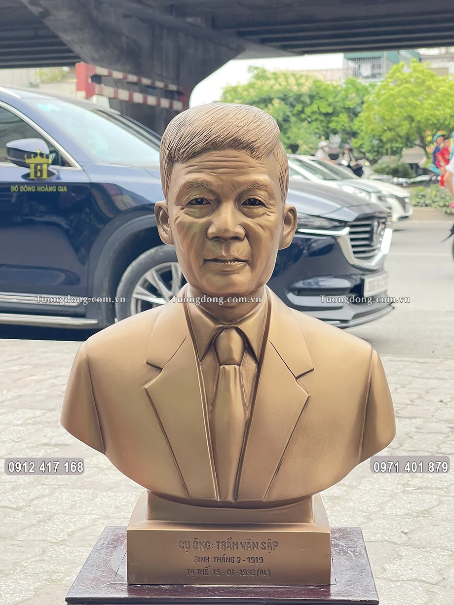 Cụ ông được đúc theo dáng bán thân